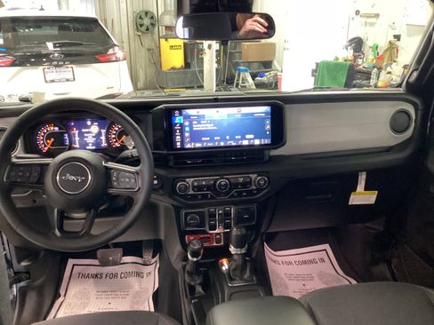 Used 2024 Jeep Gladiator Sport image 16