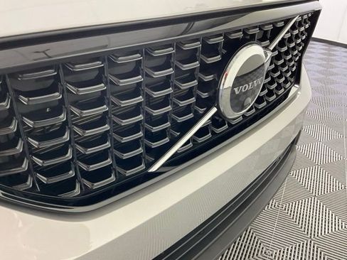 Certified 2023 Volvo XC40 B5 Ultimate w/ Protection Package Premier image 8
