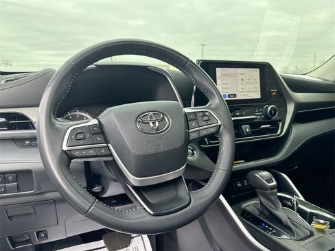 Used 2023 Toyota Highlander XLE image 11