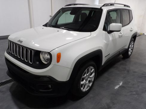 Used 2018 Jeep Renegade Latitude w/ Popular Equipment Group FWD image 3