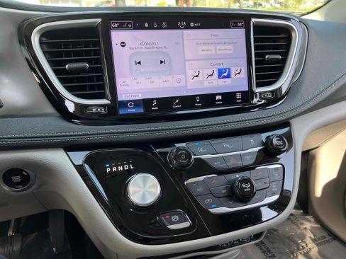 Used 2023 Chrysler Pacifica Touring-L image 7