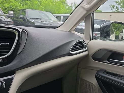 Used 2024 Chrysler Pacifica Touring-L FWD image 23