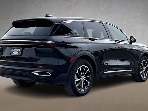 Used 2025 Lincoln Nautilus Premier image 2