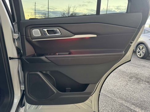 Used 2025 Ford Explorer Platinum image 33