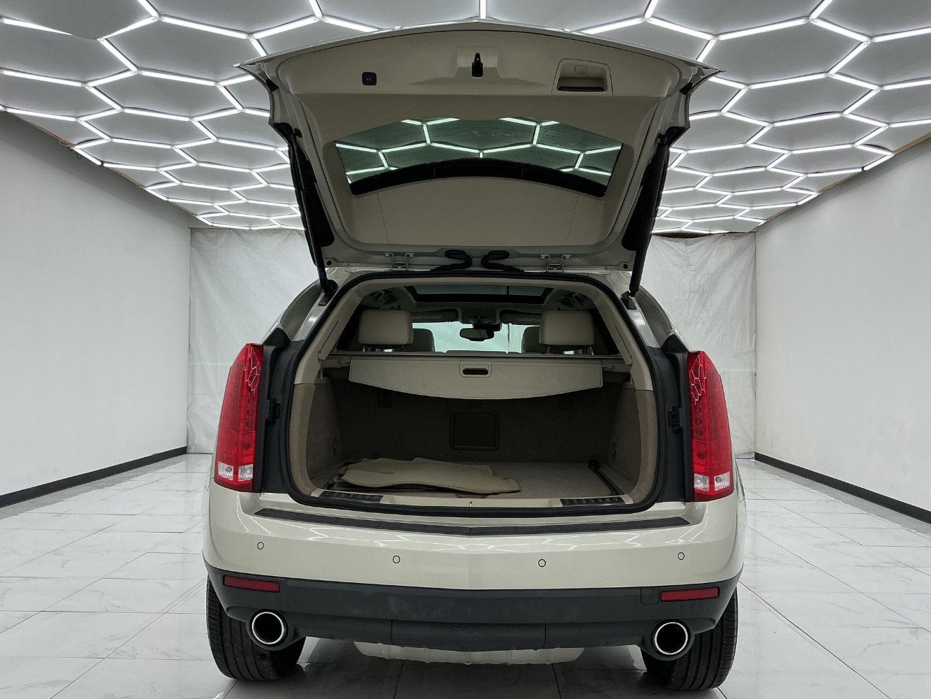 Used 2014 Cadillac SRX Luxury w/ Driver Awareness Package FWD image 44