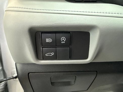 Used 2024 Toyota Highlander LE AWD/4WD image 22