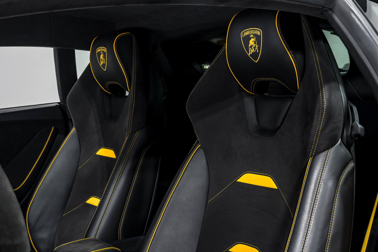 Used 2021 Lamborghini Huracan EVO RWD image 19
