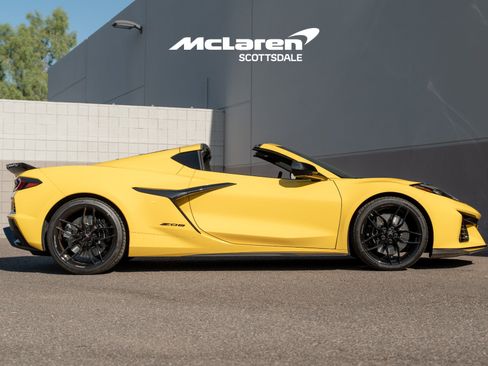 Used 2025 Chevrolet Corvette Z06 RWD image 8