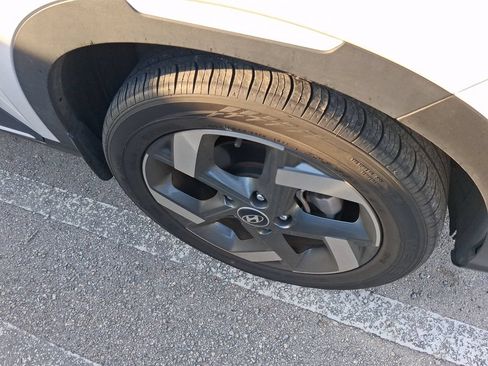 Used 2023 Hyundai Venue Limited FWD image 7