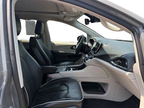 Certified 2023 Chrysler Pacifica Limited image 15