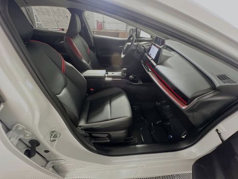 Used 2025 Toyota Prius Plug-In Hybrid image 31