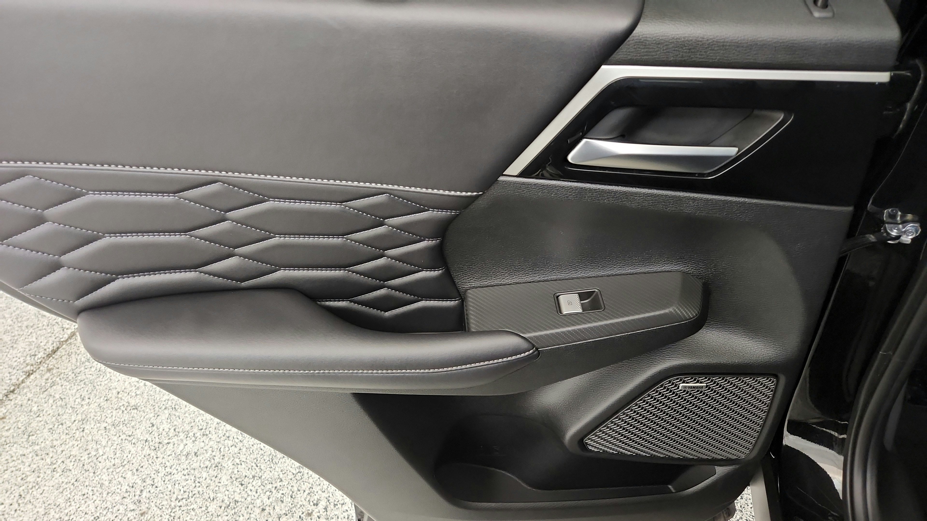 Used 2025 Mitsubishi Outlander AWD image 28