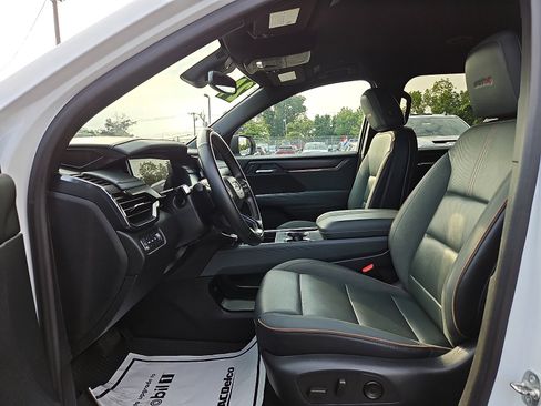 Used 2024 GMC Acadia AT4 w/ Luxury Package AWD/4WD image 13