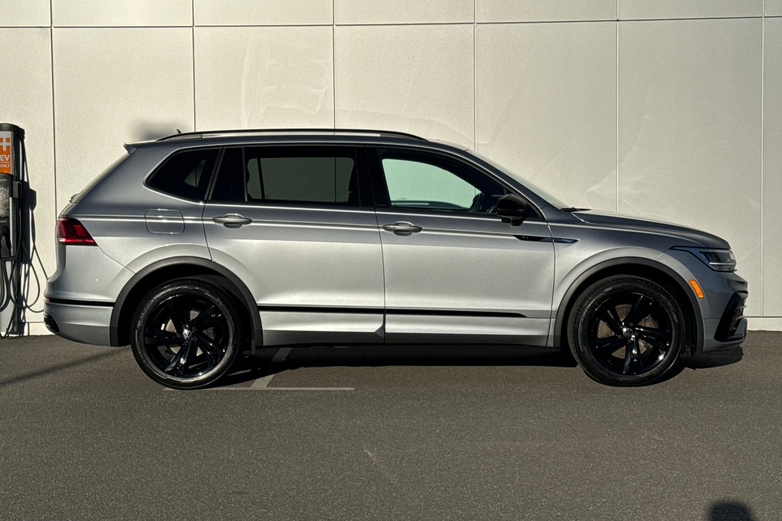 Used 2023 Volkswagen Tiguan SE R-Line FWD image 6