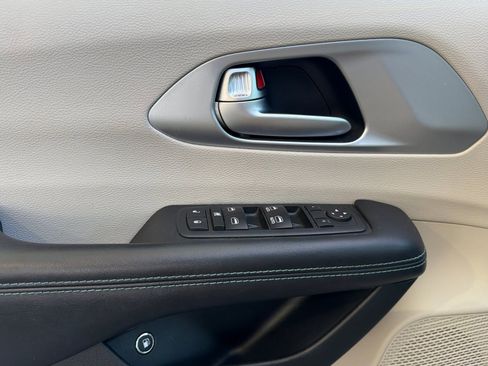 Used 2017 Chrysler Pacifica Platinum FWD image 12