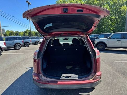 Used 2018 Toyota RAV4 LE FWD image 7
