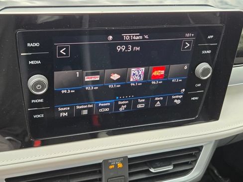 Certified 2025 Volkswagen Taos SE FWD image 21