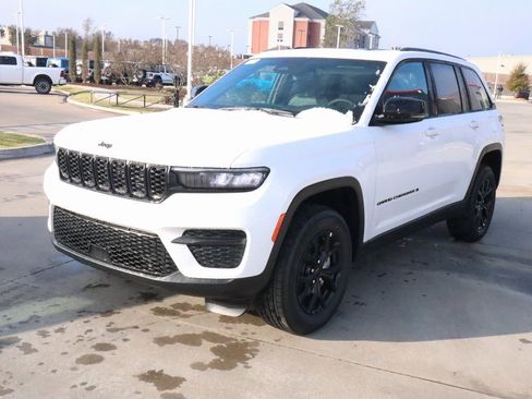 New 2025 Jeep Grand Cherokee Altitude image 10