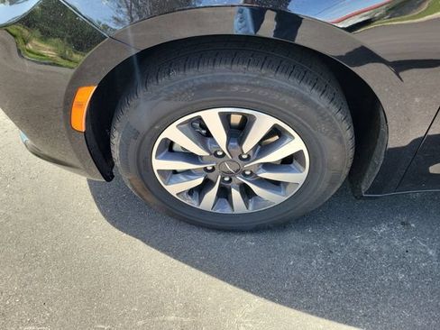 Used 2024 Chrysler Pacifica Limited FWD image 6