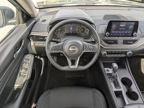 Used 2025 Nissan Altima 2.5 SV FWD image 37