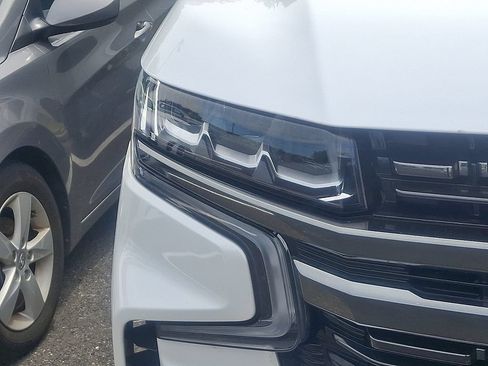 Used 2022 Chevrolet Suburban RST w/ Luxury Package AWD/4WD image 4