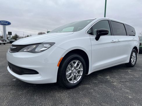 New 2026 Chrysler Voyager LX image 9