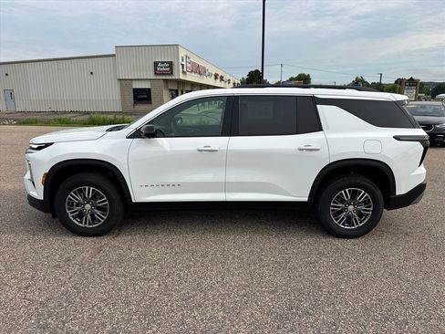 Used 2026 Chevrolet Traverse LT w/ Driver Confidence Package FWD image 2