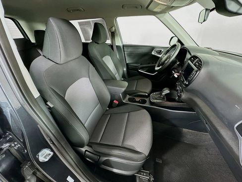 Used 2025 Kia Soul LX FWD image 31