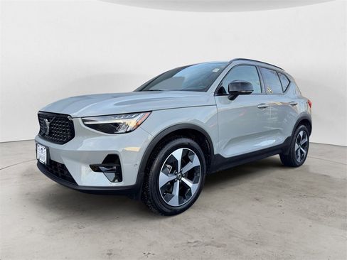 Certified 2025 Volvo XC40 B5 Plus image 2
