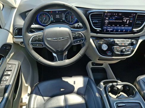 Used 2023 Chrysler Pacifica Touring-L FWD image 12