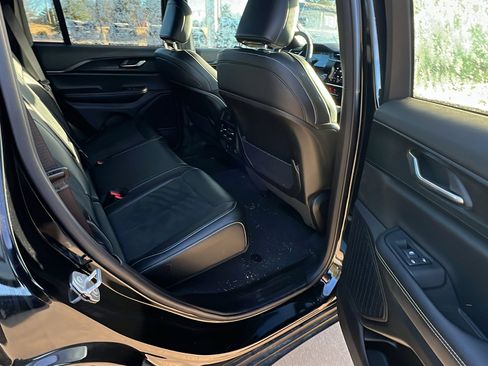 Used 2025 Jeep Grand Cherokee Altitude image 23