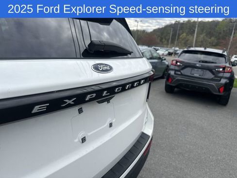 Used 2025 Ford Explorer Active AWD/4WD image 17