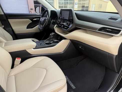 Used 2023 Toyota Highlander XLE FWD image 31