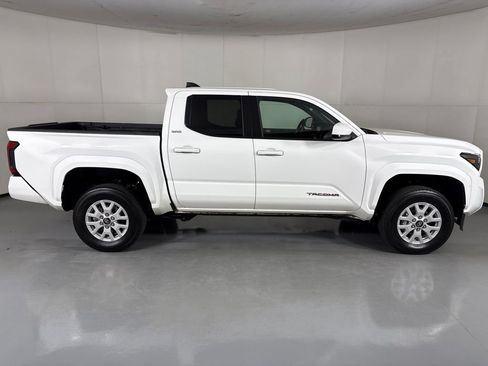 Used 2025 Toyota Tacoma SR5 AWD/4WD image 9