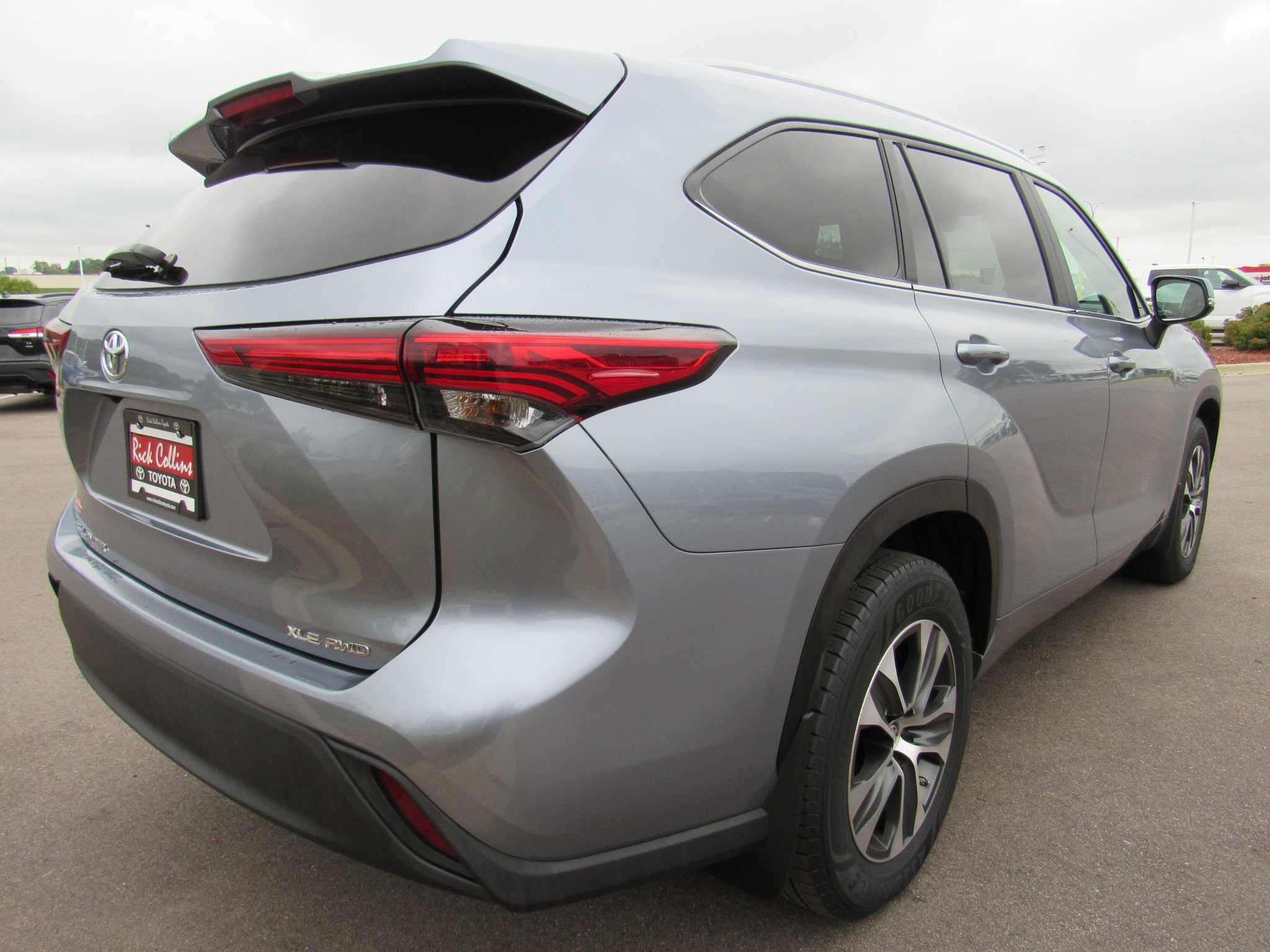 Used 2023 Toyota Highlander XLE AWD/4WD image 6