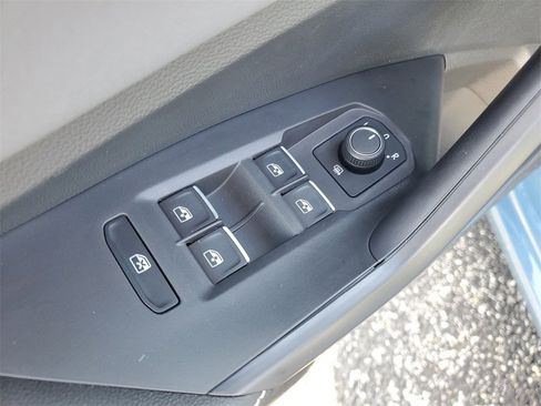 Used 2025 Volkswagen Jetta SE image 9