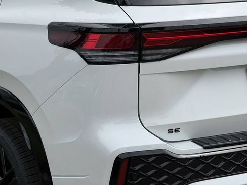 New 2026 Volkswagen Tiguan SE R-Line FWD image 5