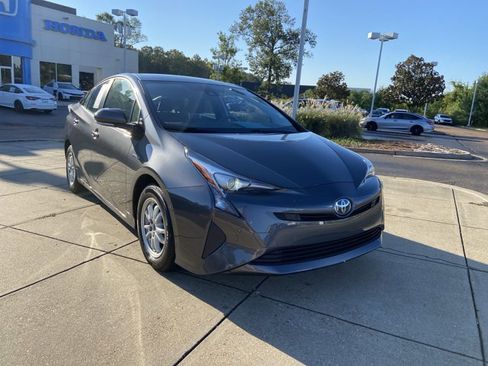 Used 2018 Toyota Prius Four image 2