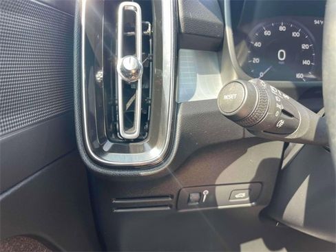 Used 2020 Volvo XC40 T5 Momentum w/ Protection Package Premier image 21