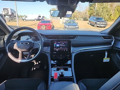 New 2025 Jeep Grand Cherokee Altitude image 2