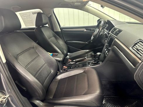 Used 2018 Volkswagen Passat 2.0T R-Line w/ R-Line Lighting Package image 12