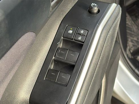 Used 2023 Toyota Highlander LE image 9