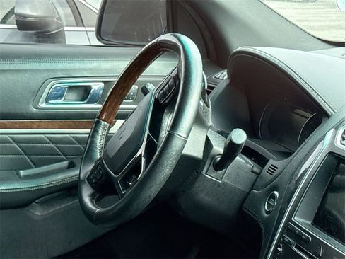 Used 2017 Ford Explorer Platinum image 13