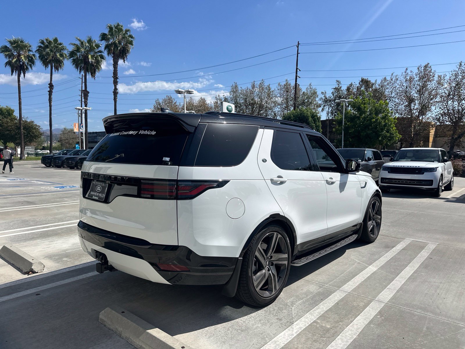 Used 2026 Land Rover Discovery Dynamic SE AWD/4WD image 3