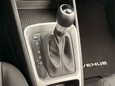 Used 2025 Hyundai Venue SE image 15