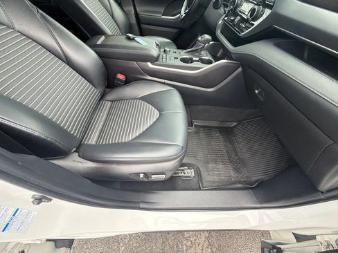 Used 2022 Toyota Highlander XSE AWD/4WD image 37