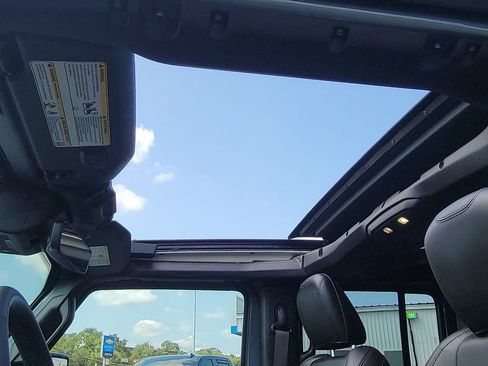 Used 2025 Jeep Wrangler Unlimited Rubicon AWD/4WD image 19