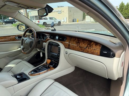 Used 2005 Jaguar XJ8 L image 22