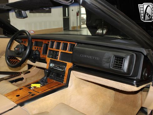 Used 1987 Chevrolet Corvette Convertible image 23