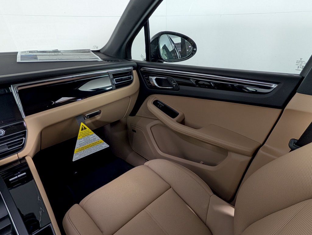 Certified 2026 Porsche Macan AWD/4WD image 23